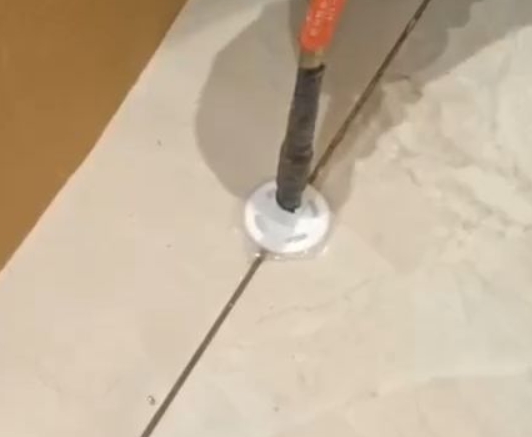 温州市瓷砖空鼓维修公司专业解答瓷砖在铺贴过程中，如果没有涂抹均匀到位的粘结材料（如水泥砂浆或瓷砖胶），可能会导致以下问题