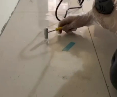 温州市瓷砖开裂维修公司专业分享瓷砖在铺贴前如果没有沥干水分，将会导致以下问题